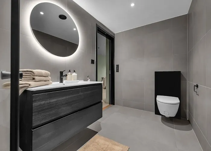 Northern Lights - With Amazing Views And Parking *